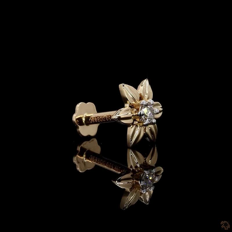 Grooved Petal Solitaire Nose Pin 2