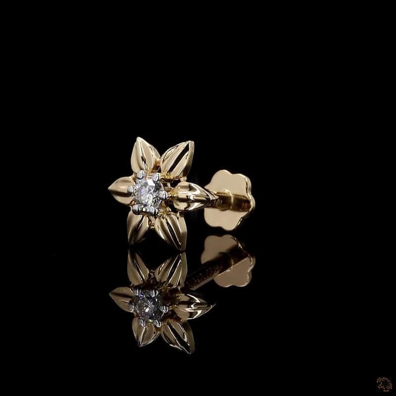 Grooved Petal Solitaire Nose Pin 3