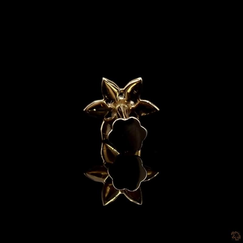 Grooved Petal Solitaire Nose Pin 4